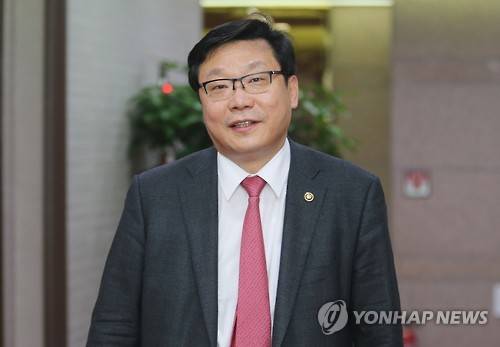 주형환 산업통상자원부 장관이 지난달 21일 제주 에너지신산업 현장을 방문한 모습. (사진=연합뉴스)