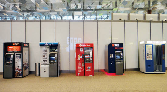 싱가포르 창이국제공항에 설치된 ATM. 사진 = 위키미디어