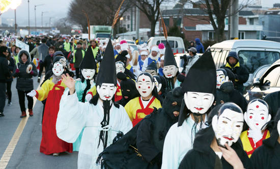 2월 18일 강원 강릉시 명주동 일원에서 강릉 겨울퍼포먼스 페스티벌 메인행사의 하나로 대형 길놀이 퍼포먼스가 펼쳐지고 있다. 사진 = 연합뉴스