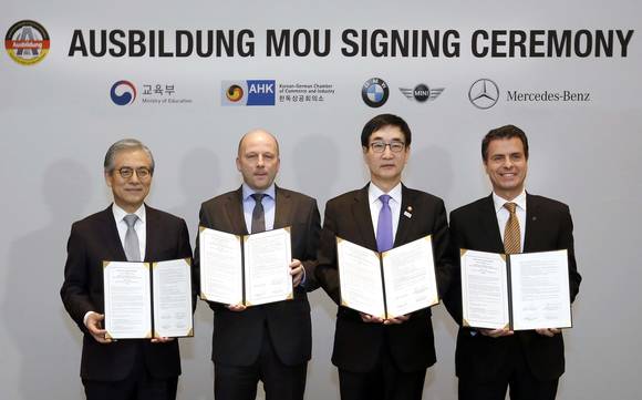 (왼쪽부터) 김효준 BMW그룹코리아 대표이사, 슈테판 할루자 한독상공회의소 회장, 이준식 부총리 겸 교육부 장관, 디미트리스 실라키스 메르세데스-벤츠 코리아 대표이사가 6일 밀레니엄 서울 힐튼 호텔에서 아우스빌둥 국내 도입에 관한 양해각서를 체결하고 있다. (사진 = 한독상공회의소)