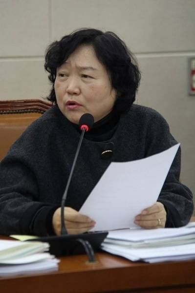 더불어민주당 인재근 국회의원이 지난 15일 식품의약품안전처의 업무보고와 관련해 질의하는 모습. (사진=인재근 국회의원 블러그)