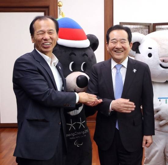 정세균 국회의장(사진 오른쪽)에게 최문순 강원도지사가 동계올림픽 마스코트 수호랑 뱃지를 달아주고 있는 모습. (사진=정세균 국회의장 블러그)