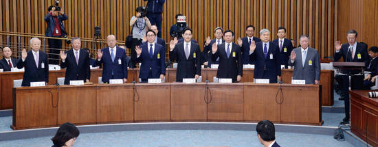 지난해 12월 6일 국회에서 열린 ‘박근혜 정부의 최순실 등 민간인에 의한 국정농단 의혹 사건 진상 규명을 위한 국정조사 특별위원회’에서 증인 선서를 하고 있는 (앞줄 오른쪽부터) 정몽구 현대자동차그룹회장, 조양호 한진그룹회장, 신동빈 롯데그룹회장, 이재용 삼성전자 부회장, 최태원 SK대표이사, 김승연 한화그룹회장, 구본무 LG 대표이사, 손경식 CJ대표이사. 사진 = 연합뉴스