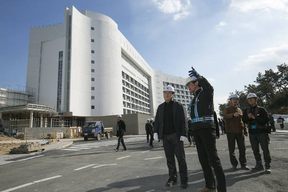 김석준 회장과 현장소장(유종식 상무) 및 본사 임직원들이 동부산 현장을 안전점검 하는 모습. (사진 = 쌍용건설)