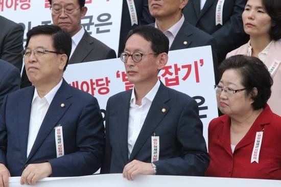 자유한국당 김도읍 국회의원(사진 가운데)이 지난해 9월 국회의사당 앞에서 의회민주주의 가치를 지키기 위한 결의대회에 참석한 모습. (사진=김도읍 국회의원 블러그)