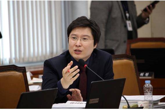 더불어민주당 김해영 국회의원이 지난달 정무위원회에서 질의하는 모습. (사진=김해영 국회의원 블러그)