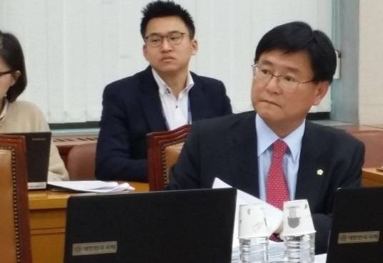 자유한국당 이헌승 국회의원이 상임위원회에서 질의하는 모습. (사진=이헌승 국회의원 블러그)