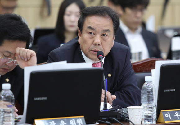 자유한국당 이우현 국회의원이 지난해 국정감사에서 질의하는 모습. (사진=이우현 국회의원 블러그)