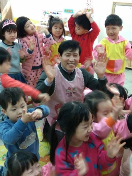 더불어민주당 이학영 국회의원이 4.13 총선 때 지역구 내 어린이집을 방문해 아이들과 즐거운 시간을 갖고 있는 모습. (사진=이학영 국회의원 블러그)