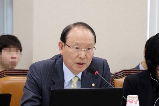 더불어민주당 최운열 국회의원이 지난 21일 국회 정무위원회 전체회의에서 임종룡 금융위원장에게 대우조선해양 지원 문제를 질의하는 모습. (사진=최운열 국회의원 블러그)