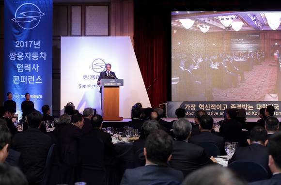 31일 롯데호텔 제주에서 열린 2017 쌍용자동차 부품 협력사 콘퍼런스에서 마힌드라 그룹 아난드 마힌드라 총괄회장이 인사말을 건네고 있다. (사진 = 쌍용자동차)