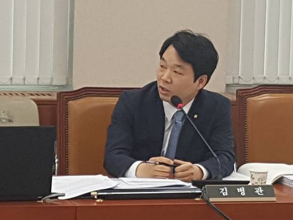 더불어민주당 김병관 국회의원이 지난달 20일 국회 산업통상자원위원회 전체회의에서 주형환 산업통상부장관에게 질의하는 모습. (사진=김병관 국회의원 블러그)
