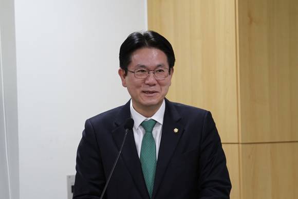 국민의당 이동섭 국회의원이 3일 불법게임물 근절을 위한 포럼에서 축사를 하는 모습. (사진=이동섭 국회의원실)