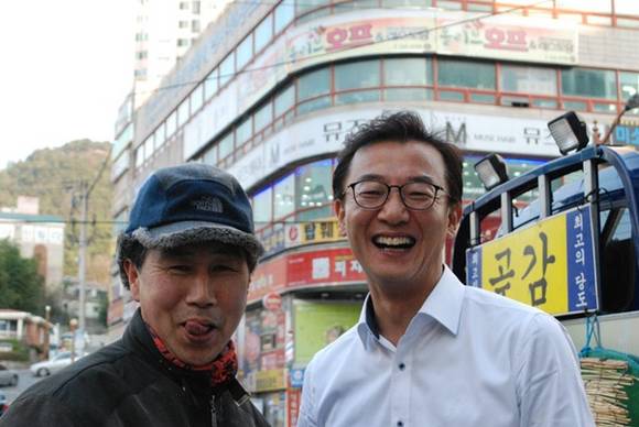 더불어민주당 전재수 국회의원이 지난 총선 선거운동 당시 지역구민과 대화하는 모습. (사진=전재수 국회의원실)