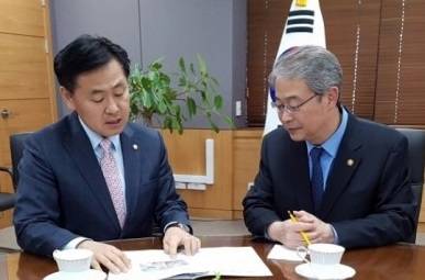 국민의당 김관영 국회의원(사진 좌측)이 지난달 6일 임종룡 금융위원회 원장과 면담하는 모습. (사진=김관영 국회의원실)