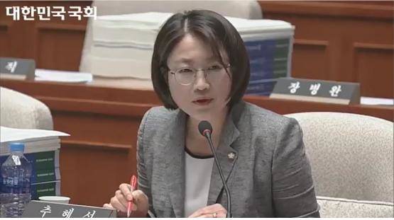 정의당 추혜선 국회의원이 미래창조과학부를 상대로 휴대폰 할부수수료 실태 파악을 요구하는 모습. (사진=추혜선 국회의원 홈페이지)