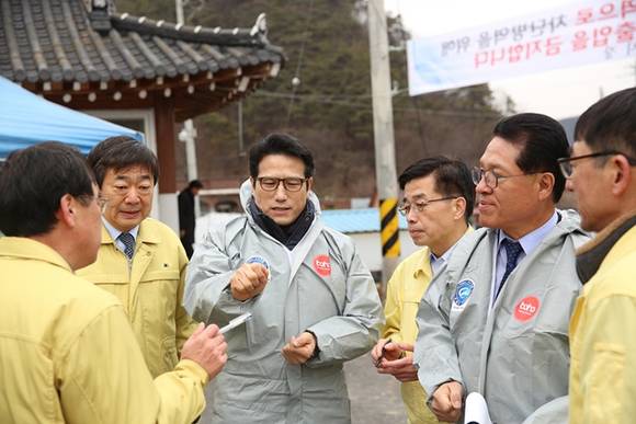 바른정당 정병국 국회의원(사진 중앙)이 지난 2월 초 구제역이 발생한 전북 정읍의 한 농가를 방문한 모습. (사진=정병국 국회의원 블러그)
