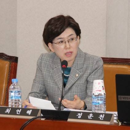 자유한국당 최연혜 국회의원이 지난달 20일 산업통상자원위원회 전체회의에서 중국의 사드보복, 트럼프 정부 출범이후 미국의 보호무역주의 등에 대한 정부 대응방안에 대해 질의하는 모습. (사진=최연혜 국회의원 블러그)