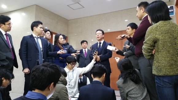 바른정당 홍철호 국회의원이 지난 1월 국회 정론관에서 바른정당 입당과 관련한 기자들의 질문에 대답하고 있는 모습. (사진=홍철호 국회의원 블러그)