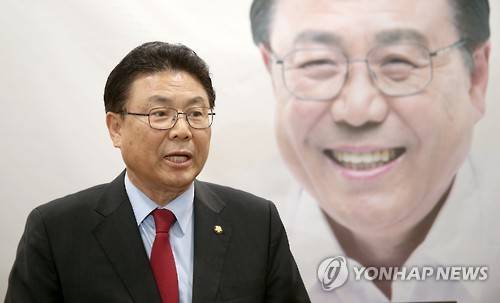 자유한국당 박맹우 국회의원이 지난해 3월 총선 출마를 위한 기자회견을 하는 모습. (사진=연합뉴스)