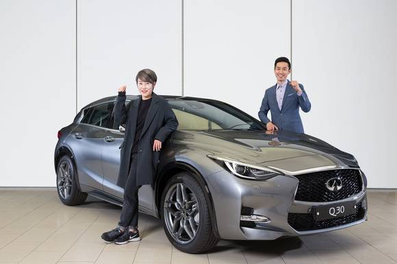 Q30 1호차의 남녀 주인공이 된 김성은 씨(왼쪽)와 최홍묵 씨. (사진 = 인피니티 코리아)