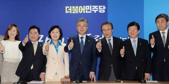 더불어민주당 이종걸 국회의원(사진 맨 오른쪽)이 지난 10일 더불어민주당 여의도 당사에서 열린 제1차 국민주권선거대책위원회의에서 대선 승리를 다짐하는 모습. (사진=이종걸 국회의원 블러그)