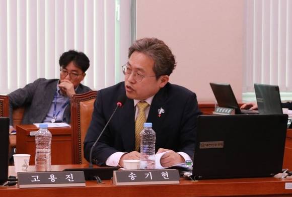 더불어민주당 송기헌 국회의원이 지난 11일 평창 동계올림픽 특별 위원회 업무보고에서 질의하는 모습. (사진=송기헌 국회의원 블러그)