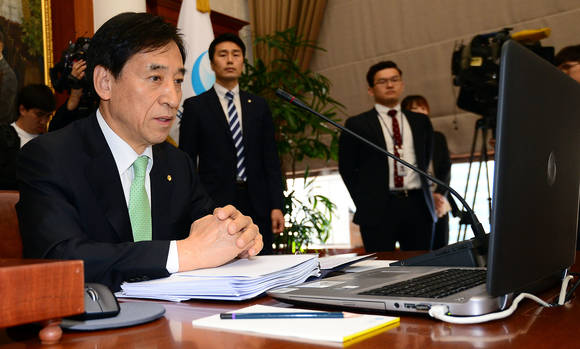 이주열 한국은행 총재가 13일 오전 서울 중구 한국은행에서 열린 금융통화위원회에서 자료를 살피고 있다. (사진=연합뉴스)