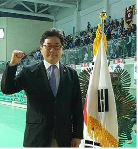 더불어민주당 박찬대 국회의원이 지난 4일 연수구청장기 태권도대회에 참석해 인사말을 한 뒤 기념촬영하는 모습. (사진=박찬대 국회의원 블러그)