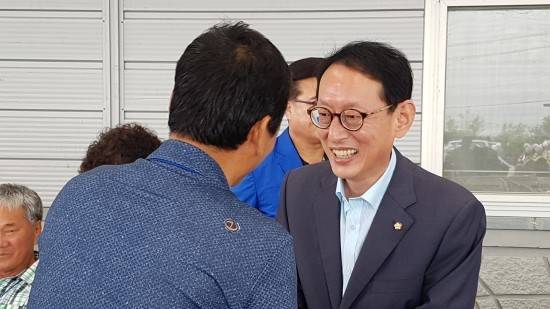 자유한국당 김도읍 국회의원이 지난해 대저토마토생산농가어울림한마당에서 지역구민과 소통하는 모습. (사진=김도읍 국회의원 블러그)