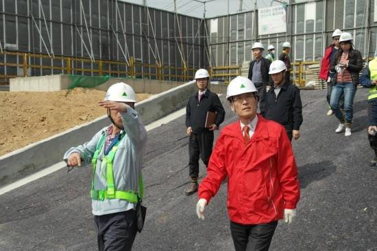 자유한국당 함진규 국회의원(사진 맨 앞줄 오른쪽)이 지난 5일 소사-원시선 현장을 방문하고 관계자로부터 설명을 듣고 있는 모습. (사진=함진규 국회의원 블러그)