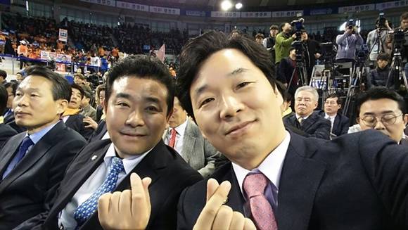 더불어민주당 박정 국회의원(사진 앞줄 가운데)과 김병관 국회의원이 지난 3월 제19대 대통령후보 충청 지역 경선에서 기념촬영하는 모습. (사진=박정 국회의원 블러그)