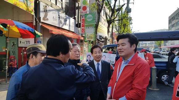 자유한국당 원유철 국회의원이 지난 23일 서울 서대문구에서 지원 유세 중 시민과 대화하는 모습. (사진=원유철 국회의원 블러그)