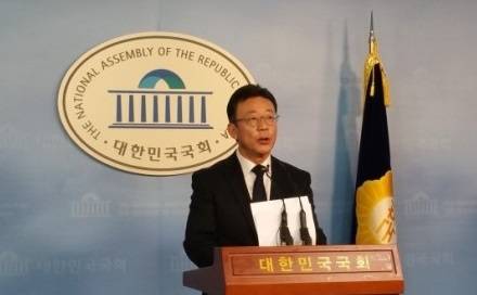 바른정당 홍철호 국회의원이 지난 1월 국회 정론관에서 기자회견을 갖고 "'염치를 아는 보수', '개혁적 보수'를 만들기 위해 바른정당으로 가려고 한다"고 발표하는 모습. (사진=홍철호 국회의원)
