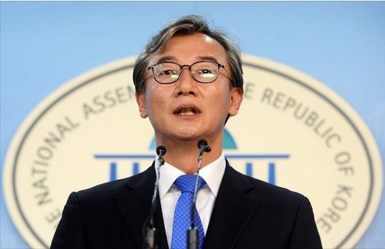 더불어민주당 전재수 국회의원이 지난 11일 국회 정론관에서 안철수 국민의당 대통령 후보의 재산공개거부에 대한 입장을 발표하는 모습. (사진=전재수 국회의원 블러그)