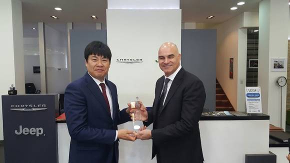 FCA 코리아 파블로 로쏘 사장(오른쪽)이 개인 누적판매 1000대를 달성한 렉스모터스 김하근 팀장에게 공로패를 전하고 있다. (사진 = FCA코리아)