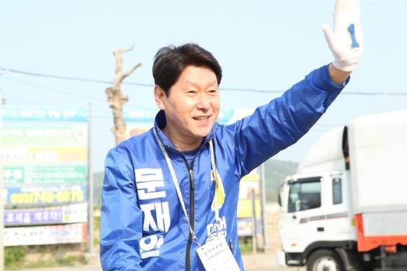 더불어민주당 심기준 국회의원이 지난 26일 원주 태장사거리에서 선거운동을 하는 모습. (사진=심기준 국회의원 블러그)