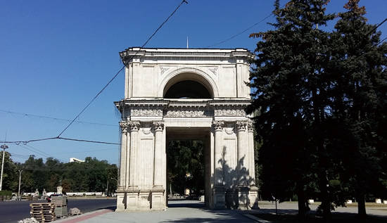 스테판 셀 마레 거리 끝에는 개선문(Arc de Triumf)이 있다. 사진 = 김현주