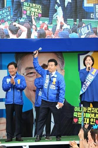 더불어민주당 박정 국회의원(사진 중앙)이 지난 4일 경기 고양시 집중유세에서 연설하는 모습. (사진=박정 국회의원 블러그)