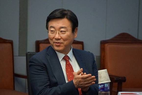 자유한국당 김종석 국회의원이 지난달 28일 오전 국회의원회관 제1세미나실에서 열린 '반부패 제도 구축 방안 모색을 위한 토론회'에서 토론자 소개에 박수로 환영하는 모습. (사진=김종석 국회의원 홈페이지)