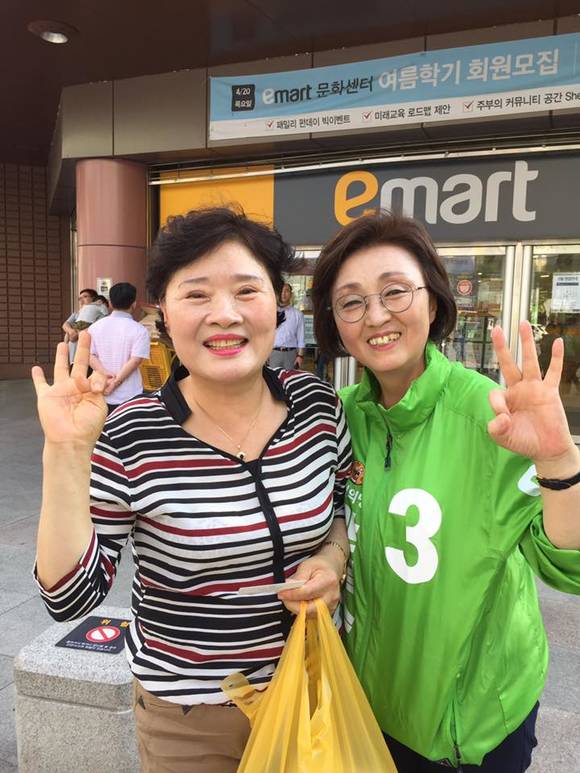 국민의당 장정숙 국회의원이 지난 5일 남양주 도농에서 거리 유세 중 시민과 기념촬영하는 모습. (사진=장정숙 국회의원 블러그)