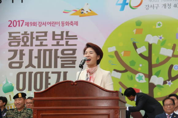 더불어민주당 한정애 국회의원이 지난 13일 제9회 강서어린이동화축제에서 축사하는 모습. (사진=한정애 국회의원 공식사이트)