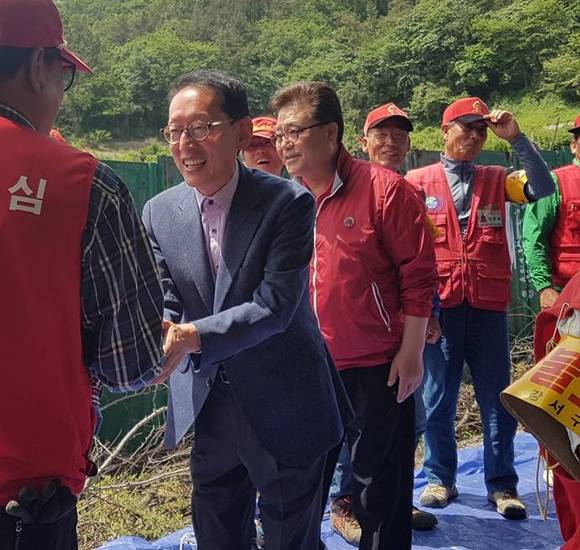 자유한국당 김도읍 국회의원(사진 왼쪽 두 번째)이 16일 제26회 금단곶보성지답성제에서 시민들과 인사를 나누는 모습. (사진=김도읍 국회의원 페이스북)