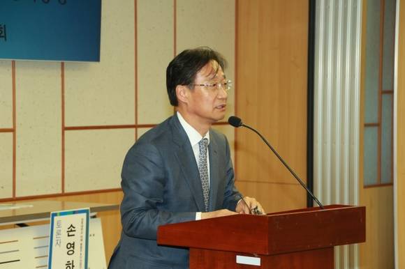 더불어민주당 유동수 국회의원이 지난 17일 국회의원회관에서 열린 3기 민주정부가 나아가야 할 중소기업 일자리 정책 방향 세미나에서 축사를 하는 모습. (사진=유동수 국회의원 블러그)