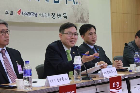 자유한국당 정태옥 국회의원(사진 좌로부터 두 번째)이 지난 3월 순국선열, 애국지사 사업기금법 입법 공청회에서 발언하는 모습. (사진=정태옥 국회의원 블러그)
