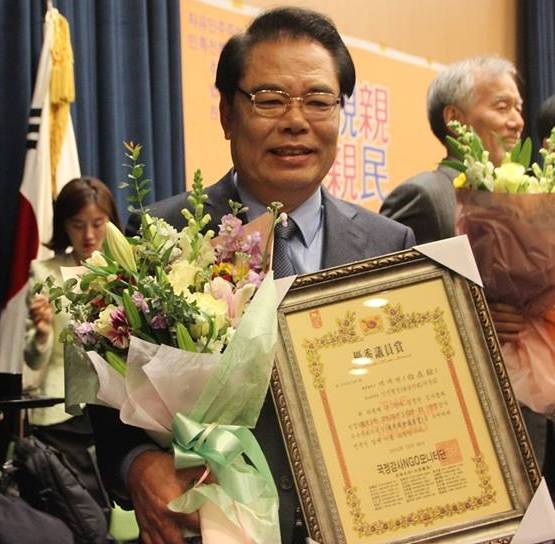 더불어민주당 백재현 국회의원이 지난해 연말 NGO모니터단으로부터 7년연속 국감우수의원으로 선정돼 기념촬영하는 모습. (사진=백재현 국회의원 페이스북)