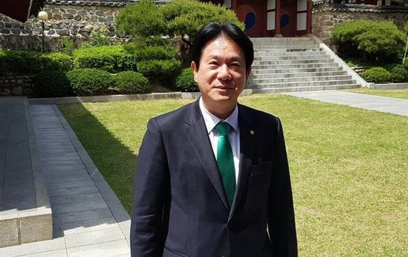 국민의당 이동섭 국회의원이 지난 15일 성균관청년유도회 광주광역시 회장 이.취임식에 참석해 기념촬영한 모습. (사진=이동섭 국회의원 페이스북)