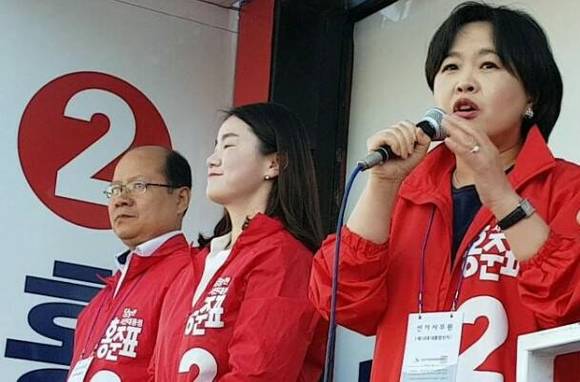 자유한국당 송희경 국회의원(사진 맨 오른쪽)이 지난 제19대 대선 당시 홍준표 후보 지지를 호소하는 연설을 하는 모습.