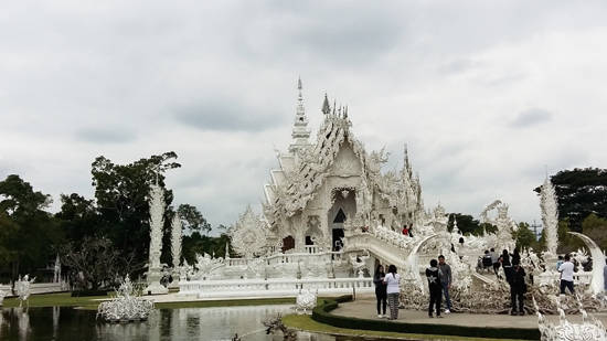 치앙라이 주에 위치한 백색 사원 왓롱쿤(Wat Rong Khun). 여행자에겐 화이트 템플(White Temple)이란 이름으로 유명하다. 사진 = 김현주
