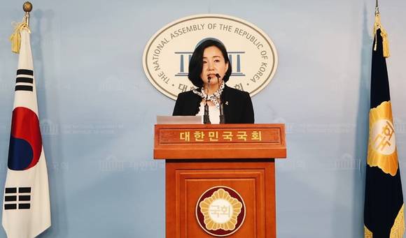 더불어민주당 제윤경 원내대변인이 지난 28일 국회 정론관에서 이낙연 총리 후보자에 대한 국회 인준이 야당의 반대로 지연되는 데 대해 브리핑하는 장면. (사진=제윤경 국회의원 페이스북)